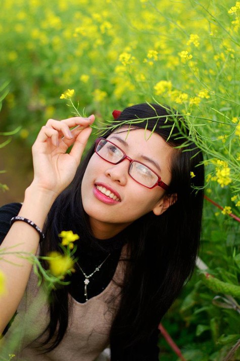 Quỳnh Trang đã có những giây phút lãng mạn, khoe sắc bên vườn hoa cải vàng rực ngày cuối đông